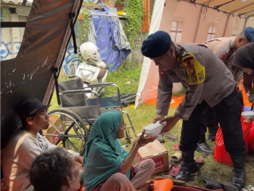 Randurlap Brimob Metro Jaya Siaga Layani Korban Kebakaran