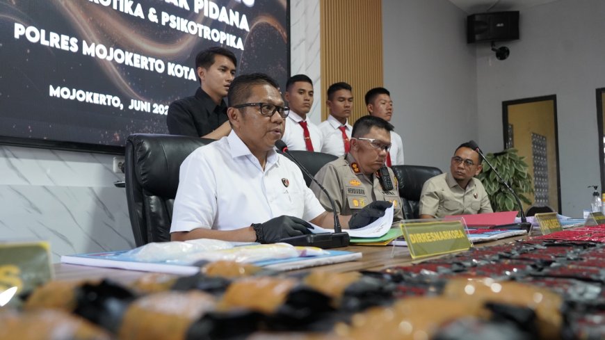 Polisi Bongkar Kasus Narkoba dengan Barang Bukti 330 Cartridge Vape Etomidate